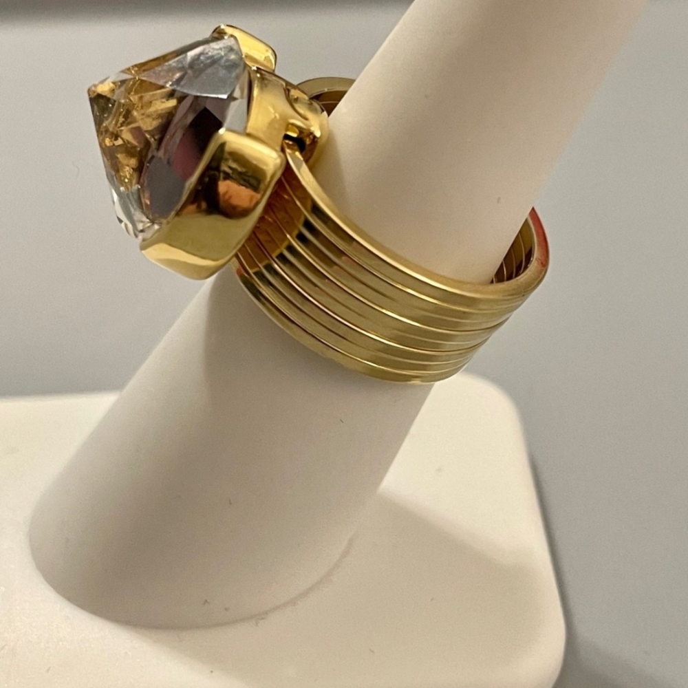 Vintage Guess Gold Tone Ring with Fancy Cut Purple Crystal. Size 7! 💜 - Picture 7 of 9